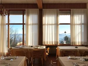 Ein Restaurant oder anderes Speiselokal in der Unterkunft Hotel Tirolo 