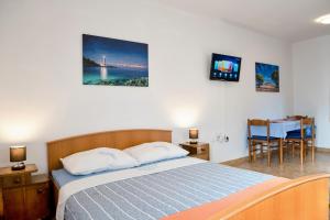 A bed or beds in a room at Apartments Slavica