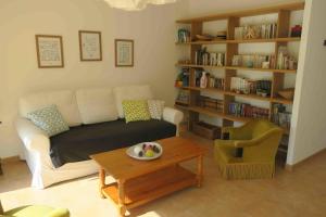 uma sala de estar com um sofá e uma mesa de centro em MAISON FAMILIALE em Saint-Benoît