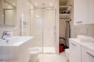 Un baño blanco con ducha y lavabo. en Calzolerie Luxury Apartment, en Bolonia 19 fotos más