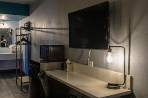 TV a/nebo společenská místnost v ubytování Downtown Phoenix Hotel + 37 fotografií