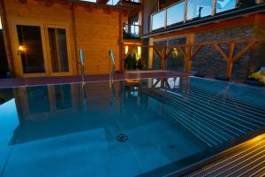 a large swimming pool in a house at VIP Apartamenty Gorska Odskocznia SPA in Zakopane