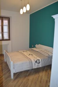 una camera con un letto con una parete blu di Parravicini Red Flower apartment a Tirano