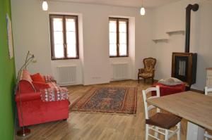 un soggiorno con divano rosso e tavolo di Parravicini Red Flower apartment a Tirano