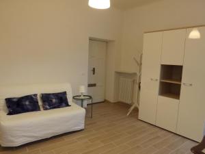 a living room with a bed and a table at Appartamento Mimma in Stresa