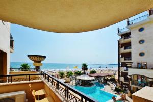 - une vue sur la plage depuis le balcon de l'hôtel dans l'établissement Golden Rainbow apartments, à Sunny Beach