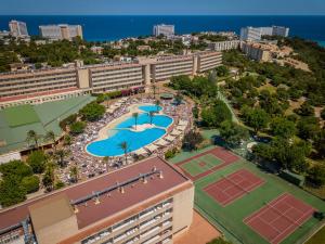 Bazén v ubytování Hotel Club Cala Romani nebo v jeho okolí