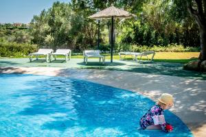 Bazén v ubytování Hotel Club Cala Romani nebo v jeho okolí
