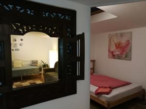 - un miroir dans une chambre avec un lit et un canapé dans l'établissement Finnenhaus, à Neumünster