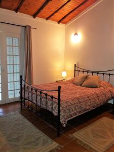 1 dormitorio con 1 cama en una habitación en Casa das 3 Palmeiras, en Arraiolos