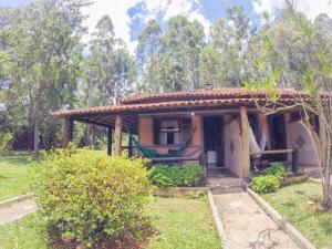 a small house in the middle of a yard at Hotel Fazenda dos Anjos in Cambuquira