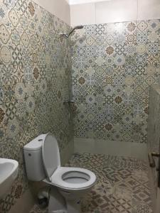 uma casa de banho com um WC e um lavatório em Dar El Karam em Rabat