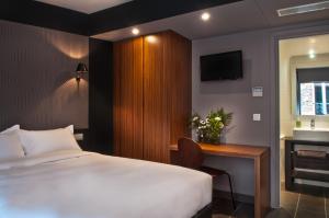 Een bed of bedden in een kamer bij Hotel Les Terres Blanches