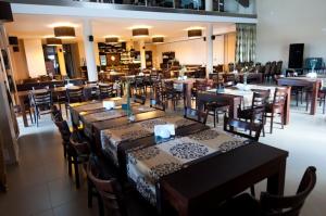 ein Speisesaal mit Tischen und Stühlen und ein Restaurant in der Unterkunft U Ojdanów in Węgrów