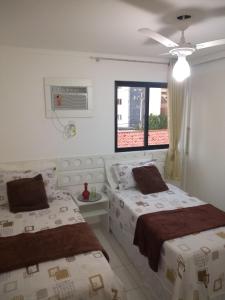 Un pat sau paturi într-o cameră la APT 2 quartos da Doris Monteiro