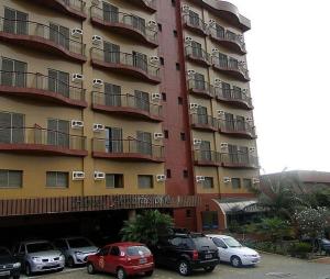 ein großes Gebäude mit davor geparkt in der Unterkunft Hotel Aquarius do Vale in São José dos Campos