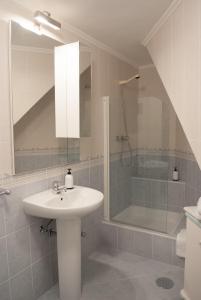 a bathroom with a sink and a shower at Casa do Ti Messias in Almeida