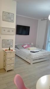 - une chambre avec un lit, une table et une chaise dans l'établissement Apartament Lux Monika Rewal z tarasem i garażem, à Rewal