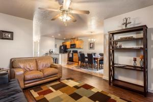 ein Wohnzimmer mit einer Couch und einem Deckenventilator in der Unterkunft Gray Cloud Townhomes in Meridian