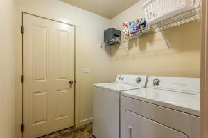 eine Waschküche mit Waschmaschine und Trockner in der Unterkunft Gray Cloud Townhomes in Meridian + 43 Fotos