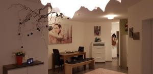 een kamer met een bureau en een tafel met een bureau bij Deluxapartment in Kaiserslautern