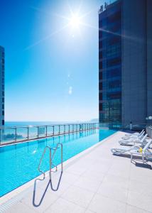 Bazén v ubytování Kolon Seacloud Hotel nebo v jeho okolí