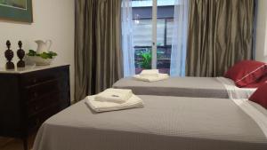 1 dormitorio con 2 camas y ventana en Retiro Apartment en Buenos Aires