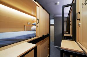 Ein Bett oder Betten in einem Zimmer der Unterkunft THE CAPSULE Myeongdong