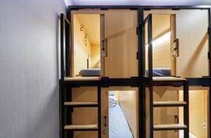 Ein Etagenbett oder Etagenbetten in einem Zimmer der Unterkunft THE CAPSULE Myeongdong