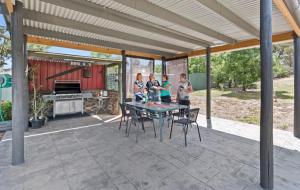 un grupo de niños parados en un patio con una mesa en Wattle Grove Motel Maryborough, en Maryborough