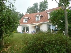 Casa blanca con techo rojo y patio en Chambre d'Hotes Pause en Chemin, en Condette