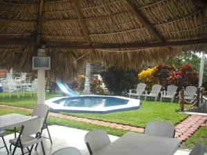 Bazén v ubytování Hotel Villas del Rey nebo v jeho okolí