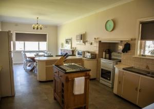 
A kitchen or kitchenette at 725 Myrtleford-Yackandandah Road
