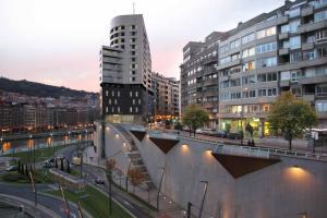 Gallery image of Apartamento frente al Guggenheim con wifi y parking privado gratis in Bilbao