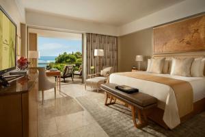 ein Schlafzimmer mit einem großen Bett und ein Wohnzimmer in der Unterkunft Mulia Resort in Nusa Dua + 57 Fotos