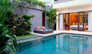 uma villa com uma piscina e um quarto em Villa Sally em Canggu