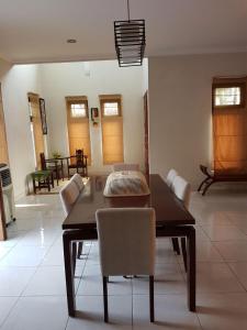 - une salle à manger avec une table et des chaises en bois dans l'établissement Pesona Air - Villa and Private Pool, à Depok