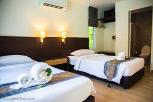 Ein Bett oder Betten in einem Zimmer der Unterkunft Baan Klang Aow Beach Resort