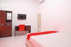 Llit o llits en una habitació de RedDoorz near Terminal Tirtonadi