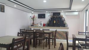 Televisyen dan/atau pusat hiburan di Adams View Hotel