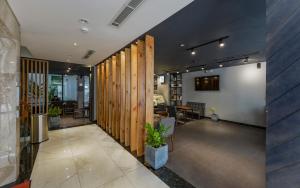 un vestíbulo de oficina con paredes de madera y una mesa en Aurora Serviced Apartments, en Ho Chi Minh