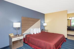 Cama ou camas em um quarto em Days Inn by Wyndham Salem, Illinois