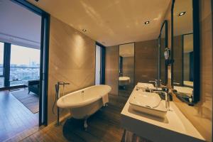 Ένα μπάνιο στο LJZ Supreme Tower Hotel