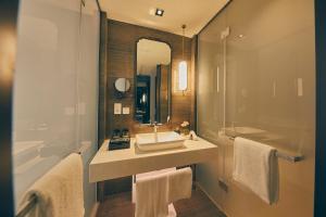 Ένα μπάνιο στο LJZ Supreme Tower Hotel