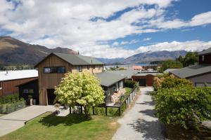 una vista aerea di una casa con le montagne sullo sfondo di 33 - Location location, right amongst it a Wanaka