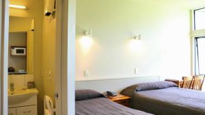 Postel nebo postele na pokoji v ubytování Sunset Motel