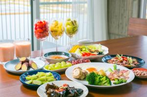 una mesa con platos de comida y copas de vino en Wudai, en Zhuangwei