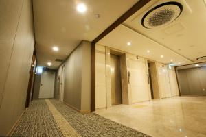 首尔东大门瑞森酒店的办公室大楼的走廊,带门和天花板 更多37张照片