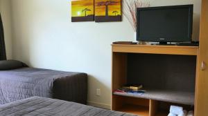 TV a/nebo společenská místnost v ubytování Sunset Motel