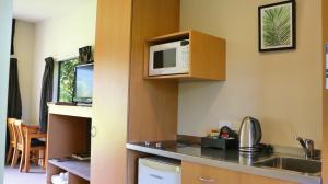 Kuchyň nebo kuchyňský kout v ubytování Sunset Motel